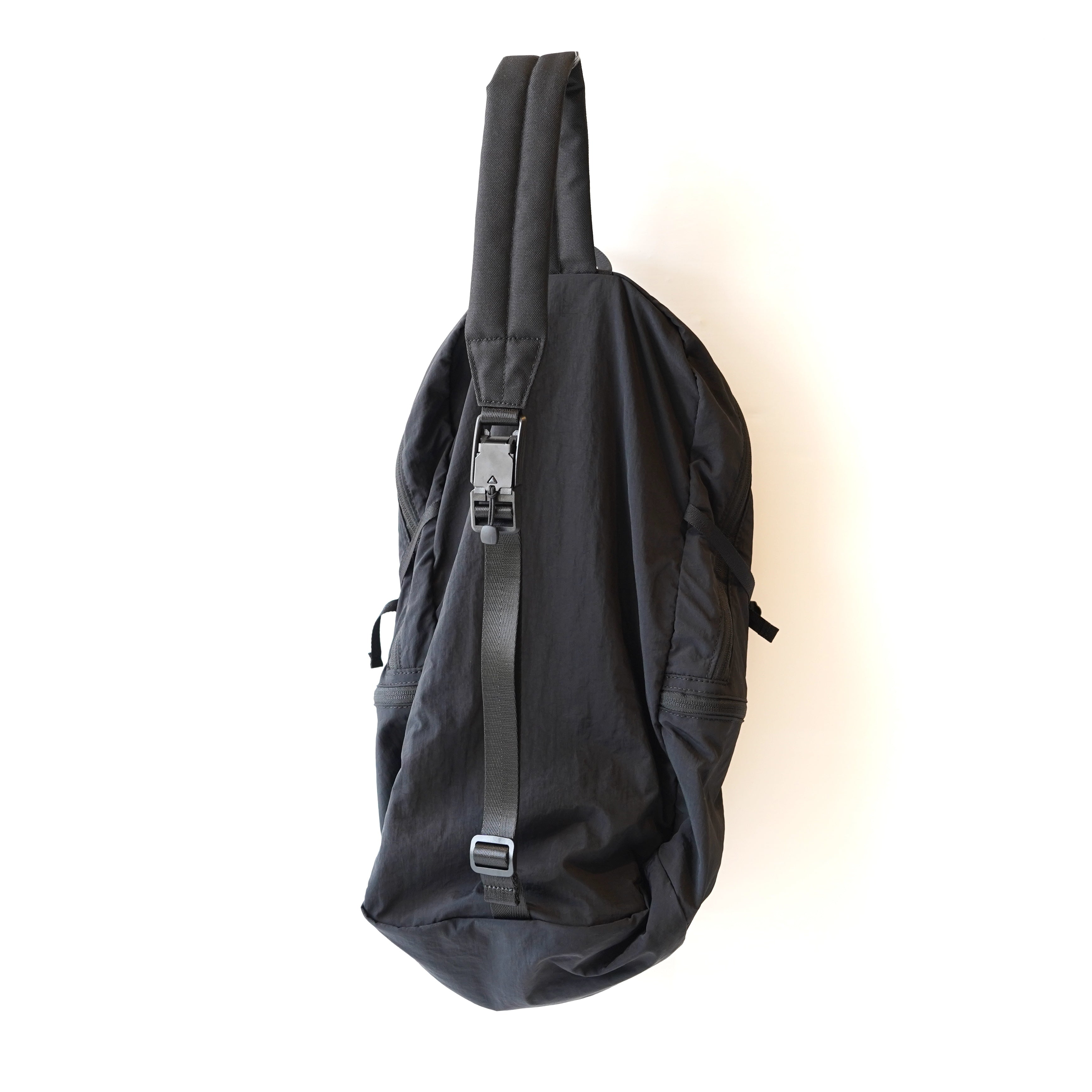 NoiR / Light sling bag