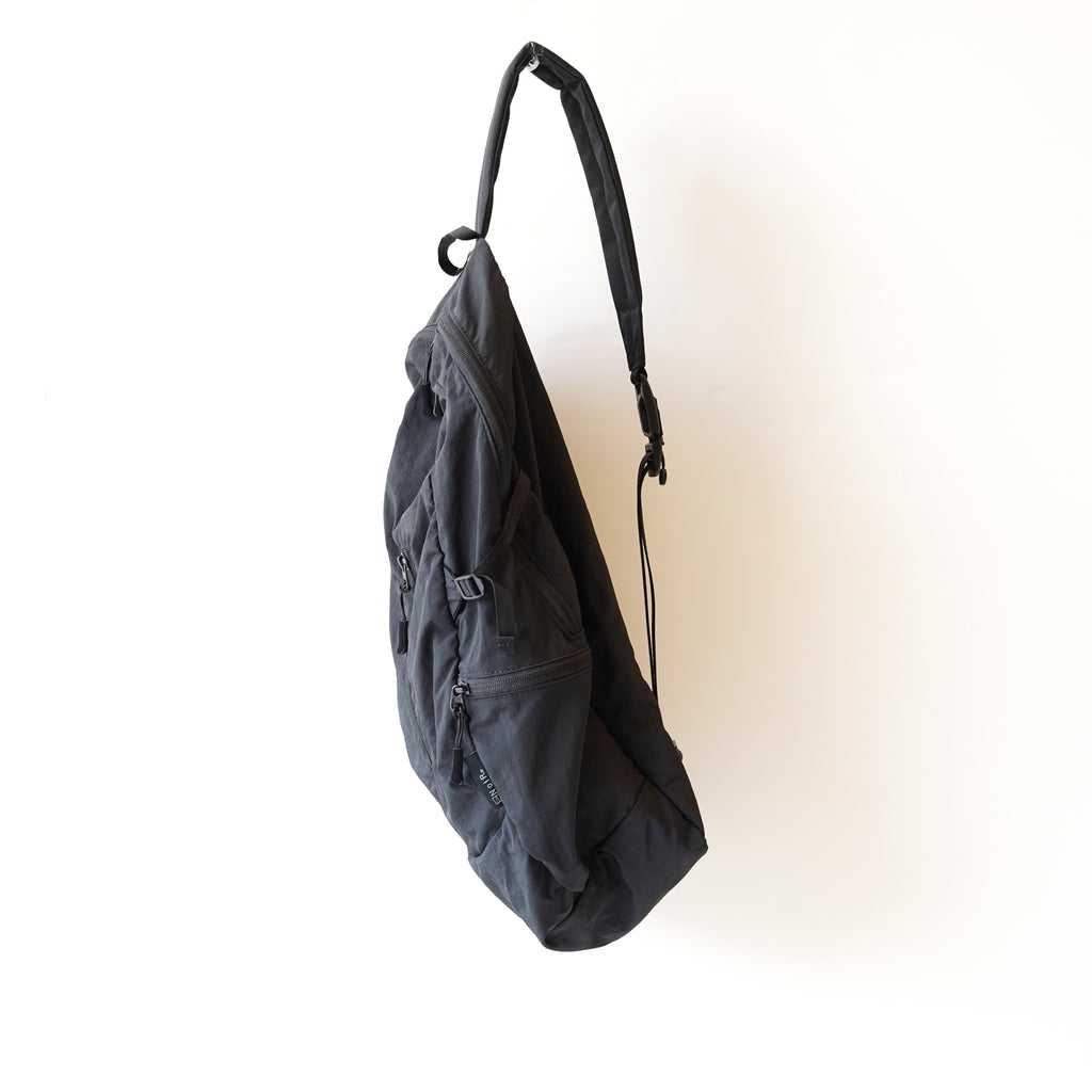 NoiR / Light sling bag