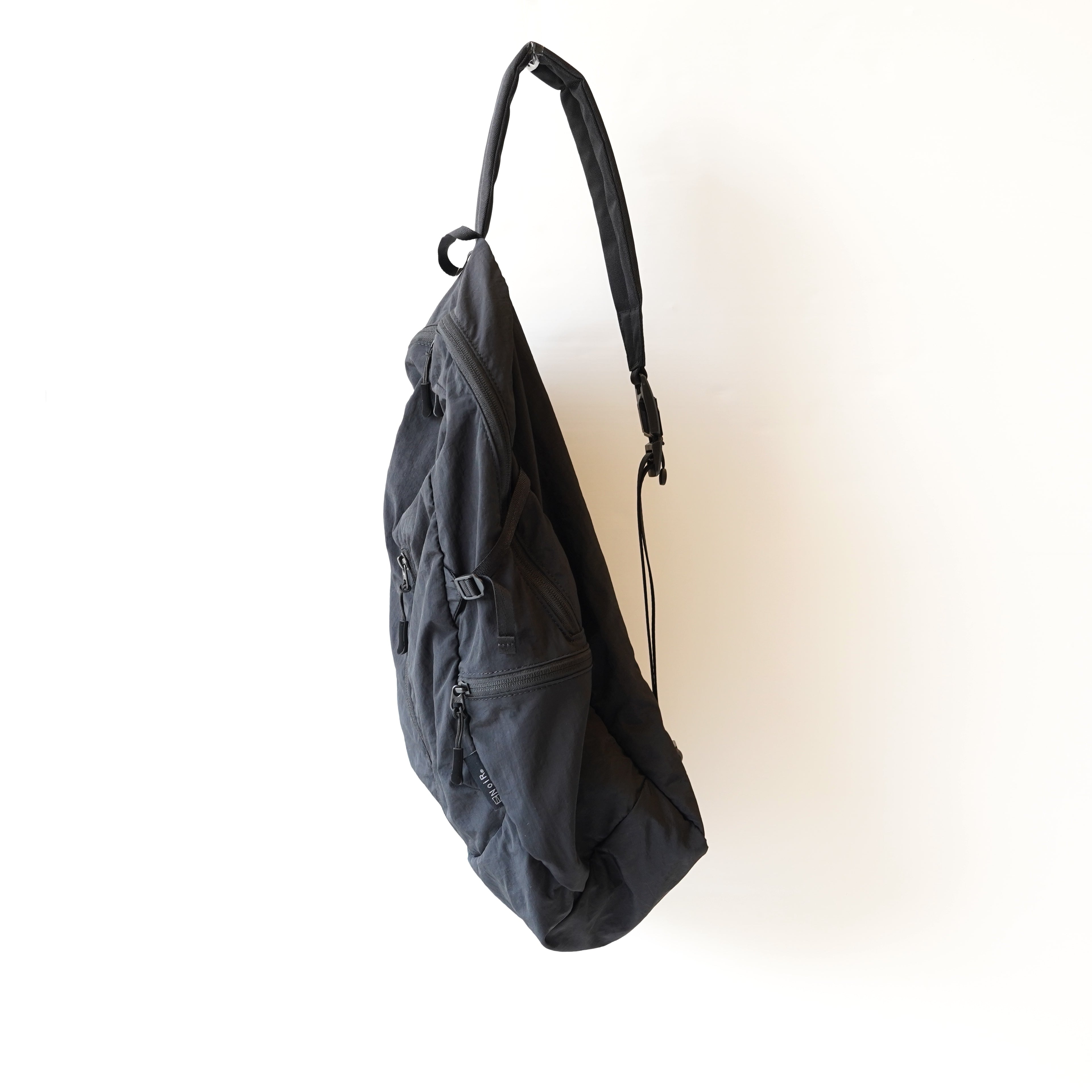 NoiR / Light sling bag