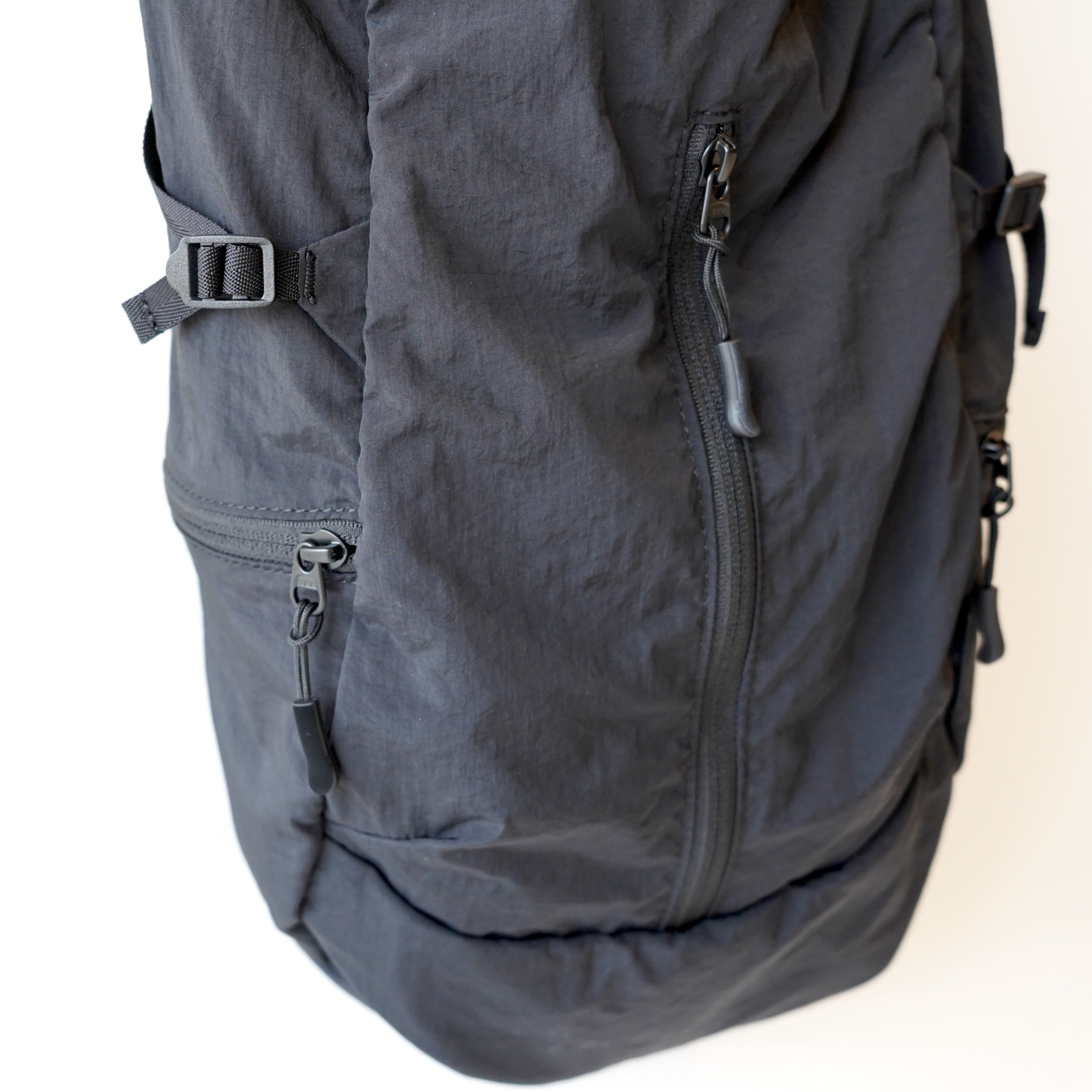 NoiR / Light sling bag