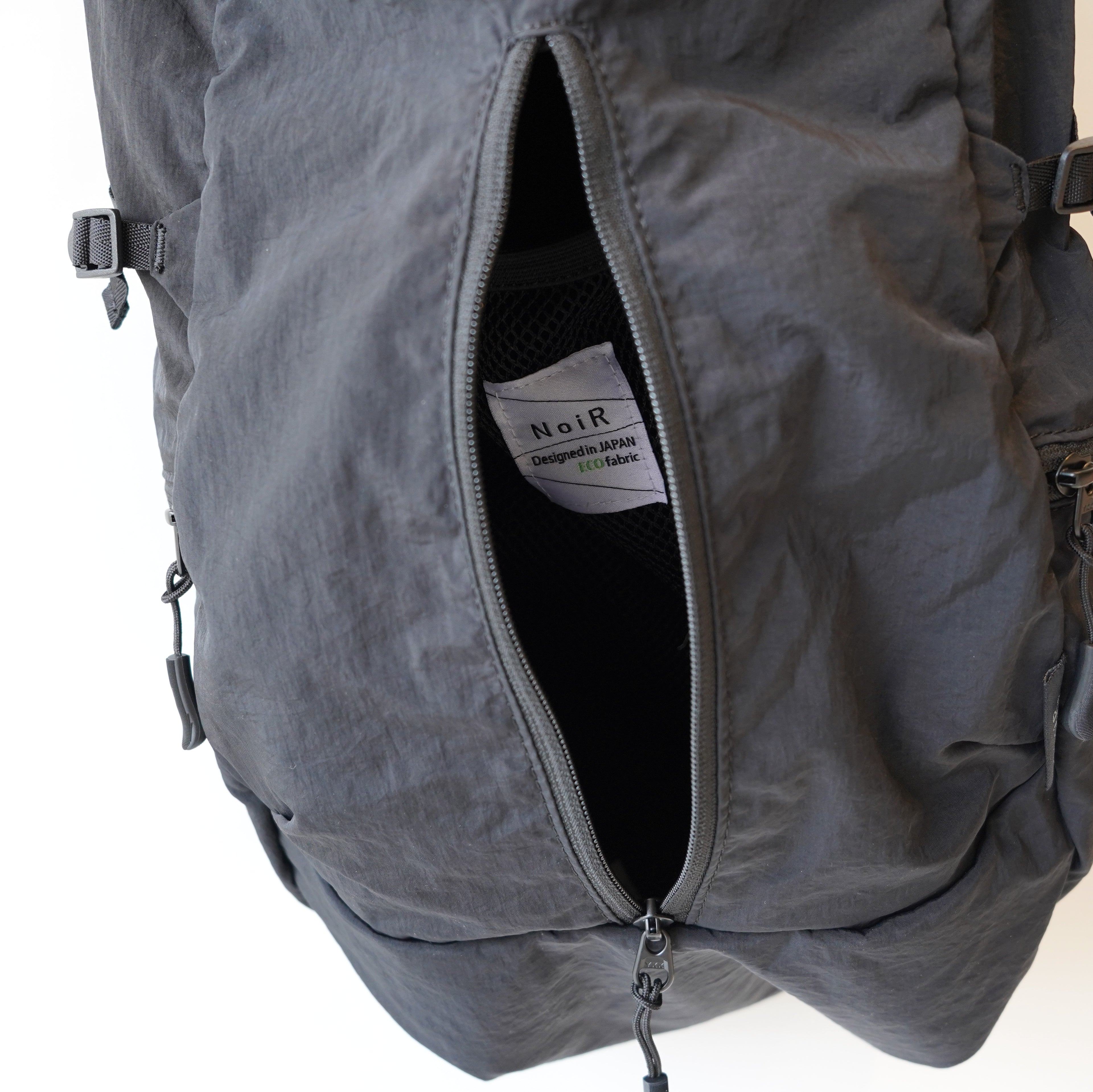 NoiR / Light sling bag