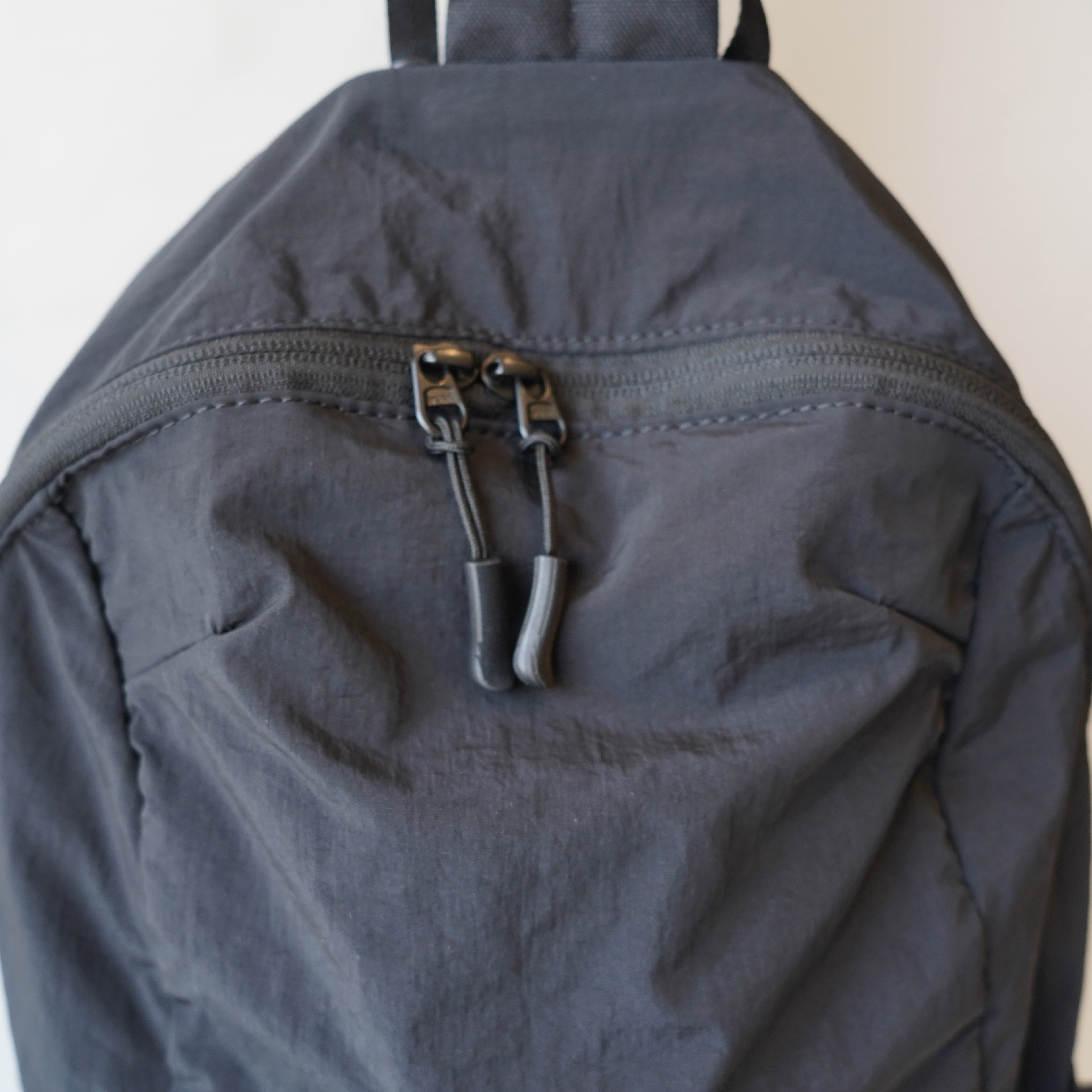 NoiR / Light sling bag