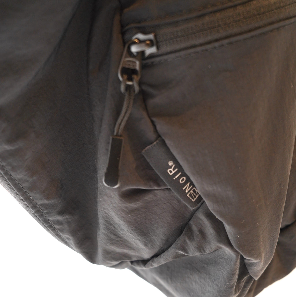 NoiR / Light sling bag