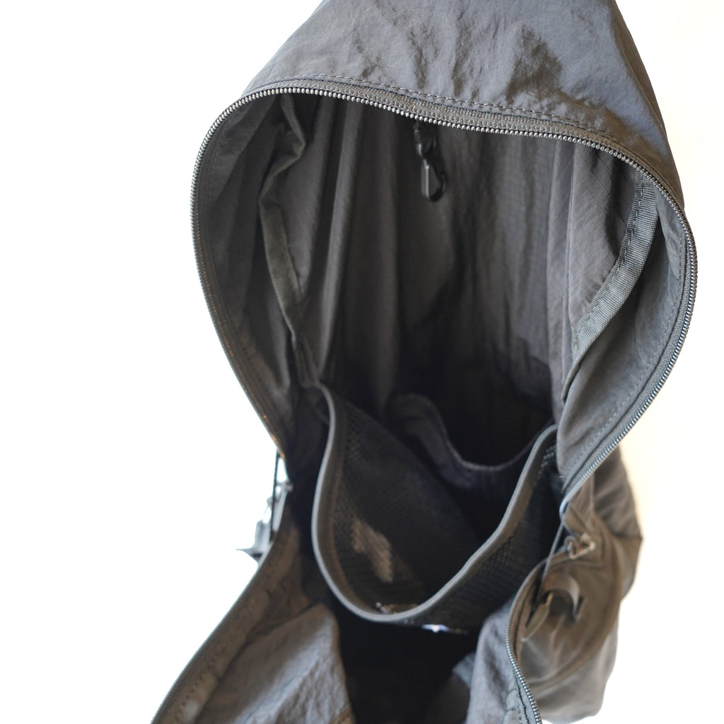 NoiR / Light sling bag