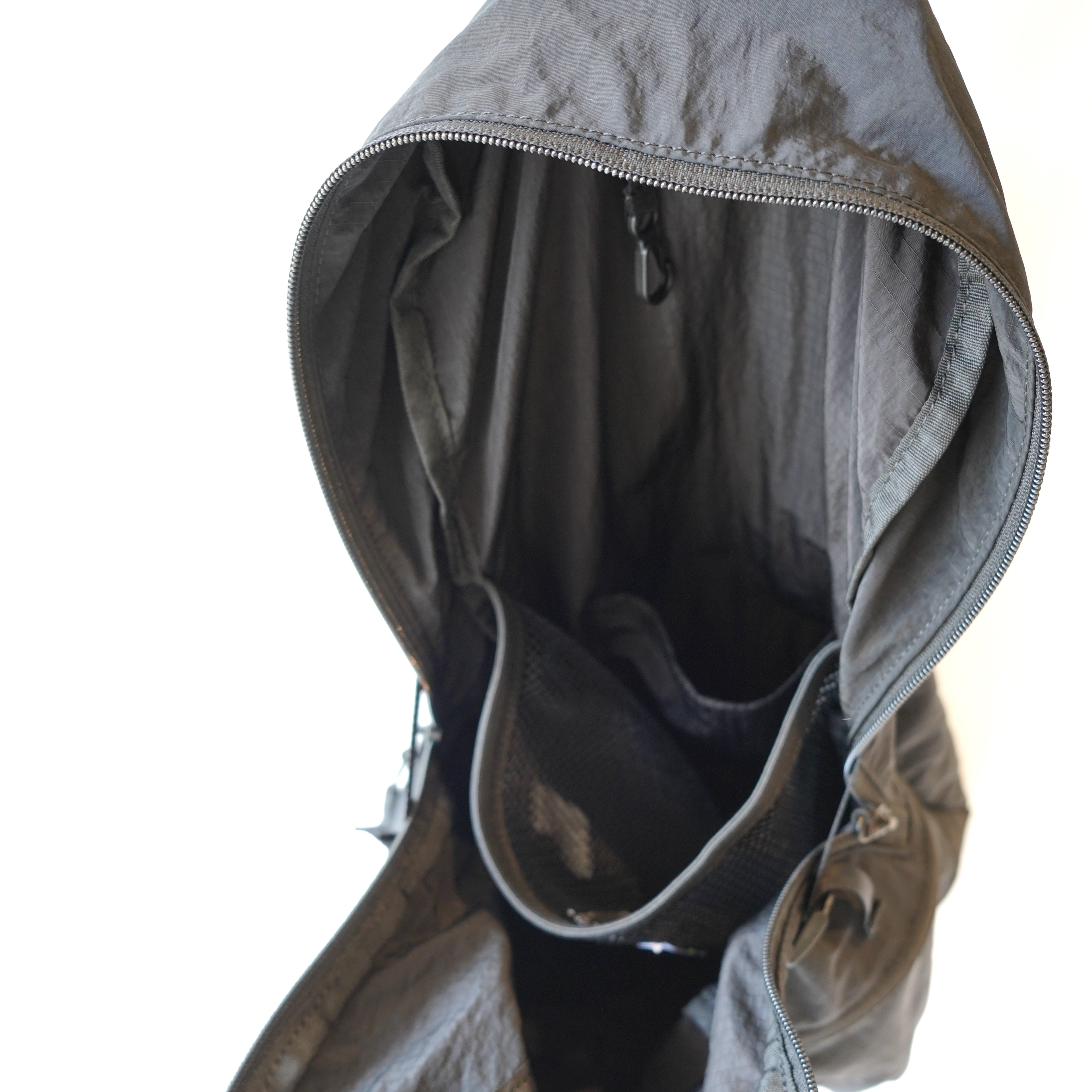 NoiR / Light sling bag