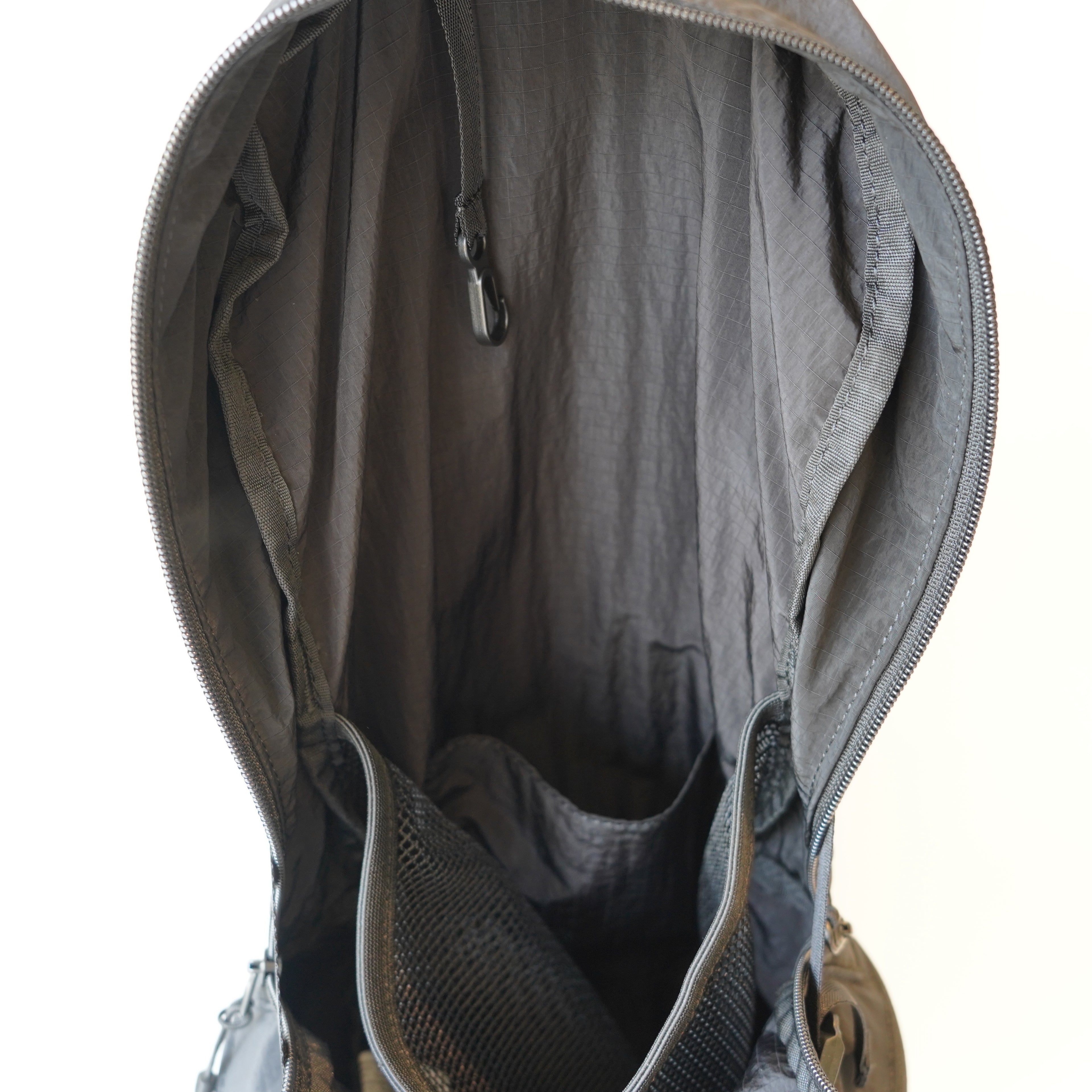 NoiR / Light sling bag